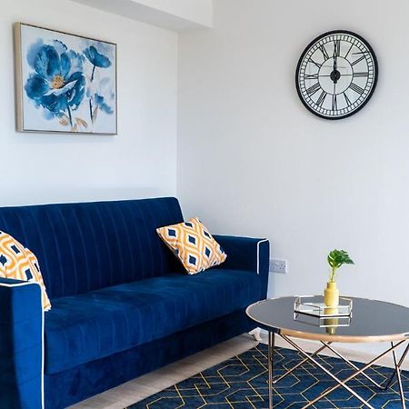 דירות Lovely 2 Bed Penthouse In Loughton Central Location מראה חיצוני תמונה