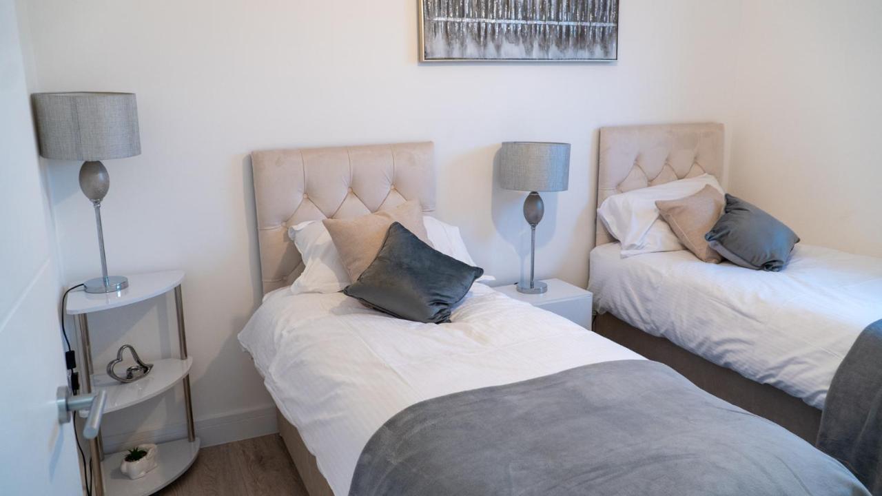 דירות Lovely 2 Bed Penthouse In Loughton Central Location מראה חיצוני תמונה