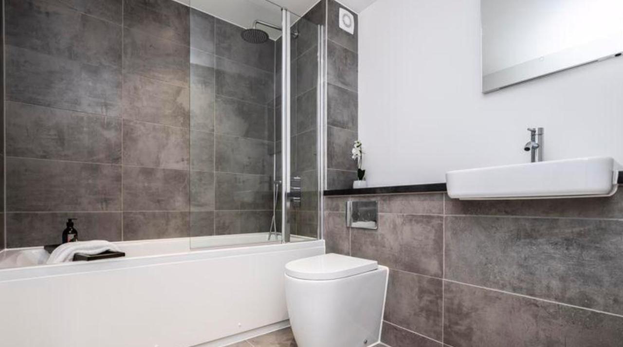 דירות Lovely 2 Bed Penthouse In Loughton Central Location מראה חיצוני תמונה