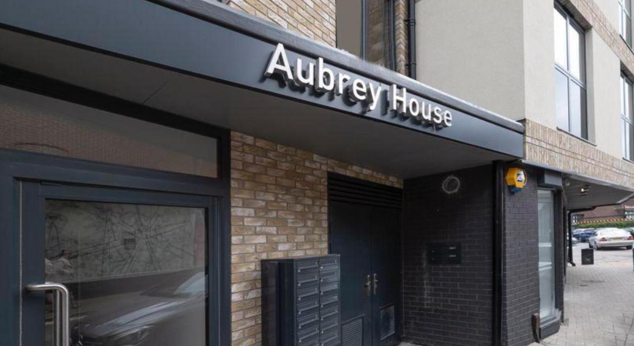 דירות Lovely 2 Bed Penthouse In Loughton Central Location מראה חיצוני תמונה