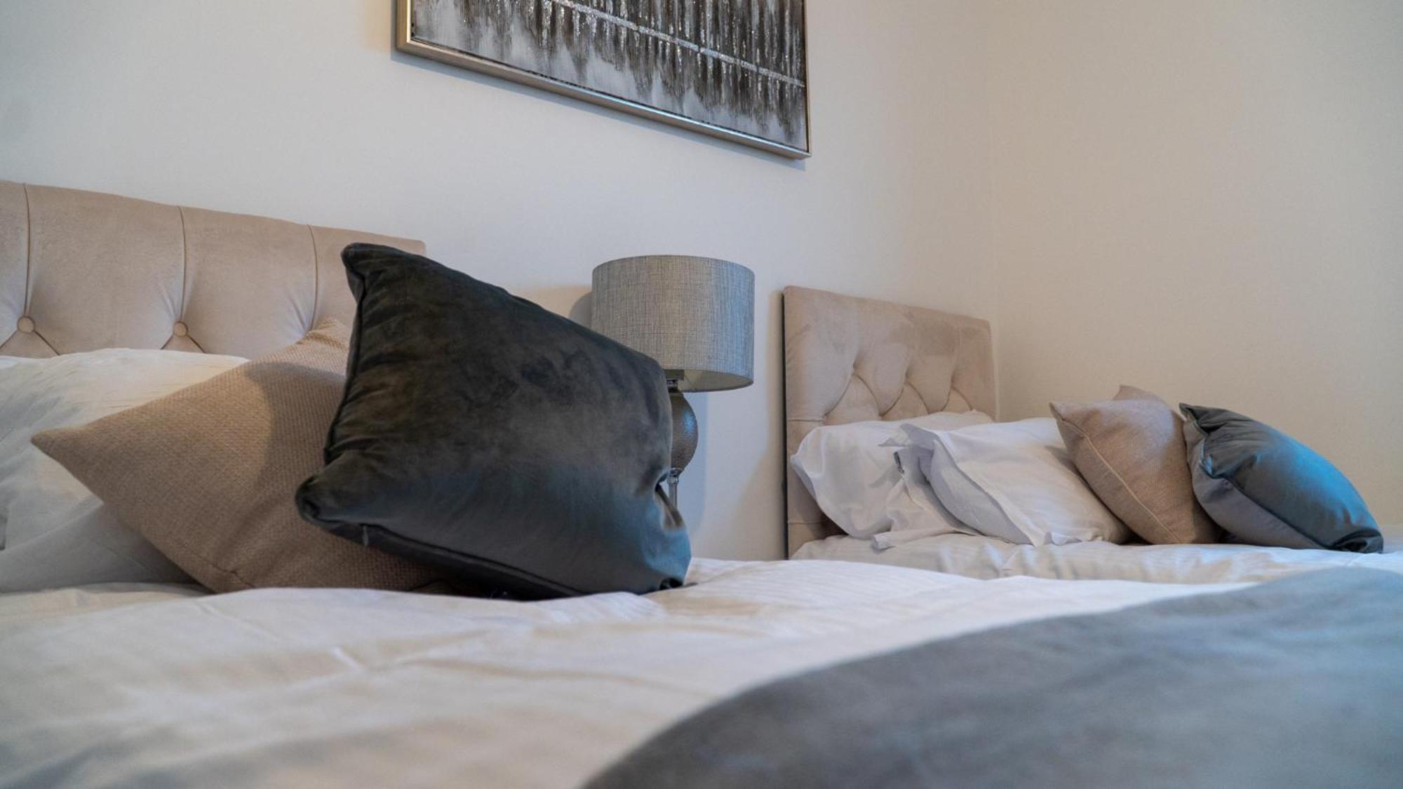 דירות Lovely 2 Bed Penthouse In Loughton Central Location מראה חיצוני תמונה