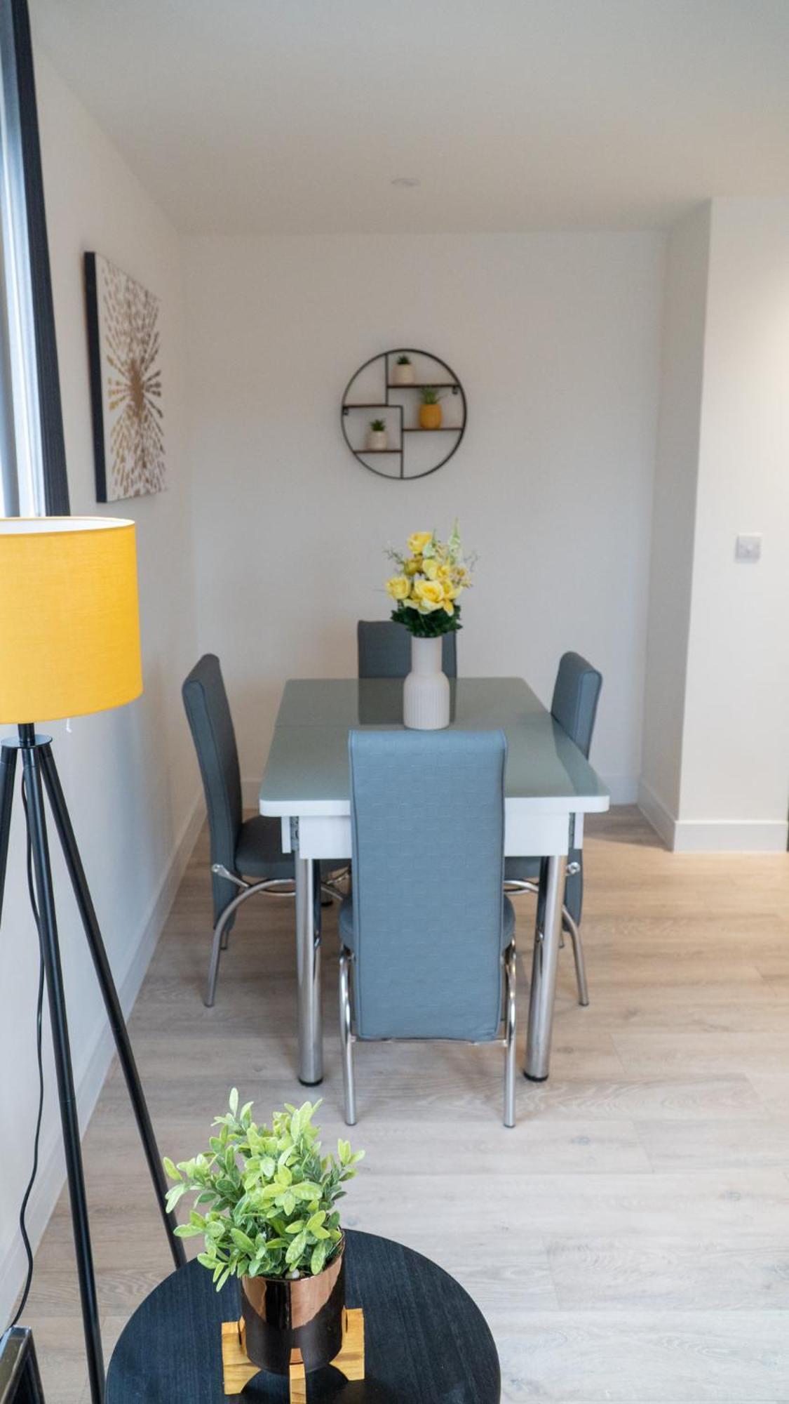 דירות Lovely 2 Bed Penthouse In Loughton Central Location מראה חיצוני תמונה